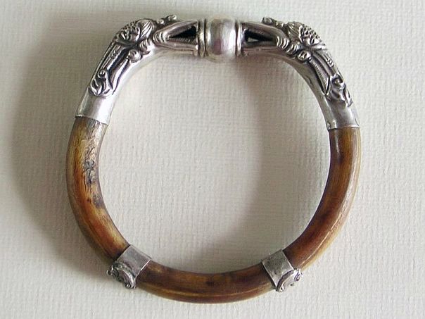 Buffalo horn bangle with silver trimmings – (4020)